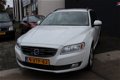 Volvo V70 - 2.4 D5 AWD Kinetic AIRCO TREKHAAK 215PK APK 20-11-2020 ELEK PAKKET LEER START STOP - 1 - Thumbnail