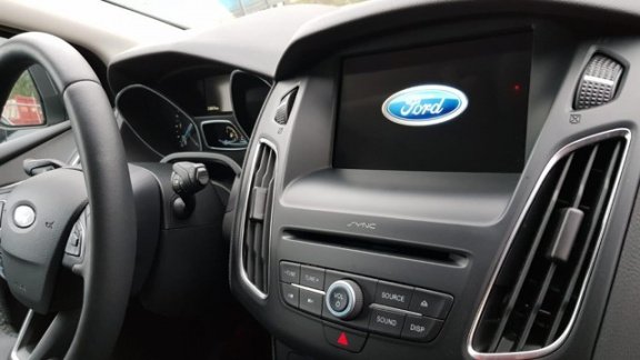 Ford Focus Wagon - 1.5 TDCI Titanium * Navigatie - 1