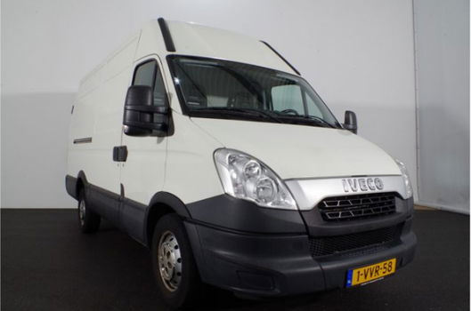 Iveco Daily - 35 S 15V 330 L2H2/146PK. Navi. Airco. Cruise. Trekhaak. 3zits - 1