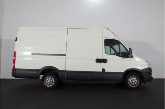 Iveco Daily - 35 S 15V 330 L2H2/146PK. Navi. Airco. Cruise. Trekhaak. 3zits - 1