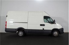 Iveco Daily - 35 S 15V 330 L2H2/146PK. Navi. Airco. Cruise. Trekhaak. 3zits