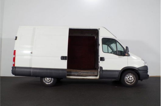 Iveco Daily - 35 S 15V 330 L2H2/146PK. Navi. Airco. Cruise. Trekhaak. 3zits - 1