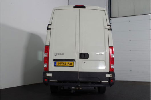 Iveco Daily - 35 S 15V 330 L2H2/146PK. Navi. Airco. Cruise. Trekhaak. 3zits - 1