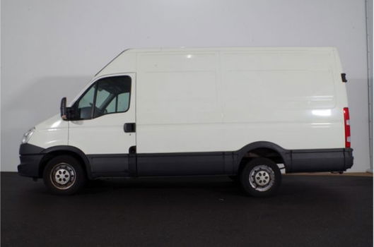 Iveco Daily - 35 S 15V 330 L2H2/146PK. Navi. Airco. Cruise. Trekhaak. 3zits - 1