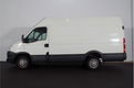 Iveco Daily - 35 S 15V 330 L2H2/146PK. Navi. Airco. Cruise. Trekhaak. 3zits - 1 - Thumbnail