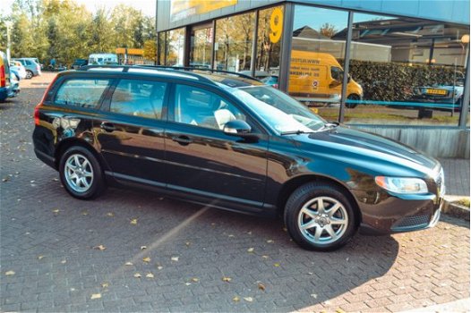 Volvo V70 - 2.0 Momentum 146PK/ AIRCO/ NAVIGATIE/ ECC/ LMV/ CV/ ETC - 1