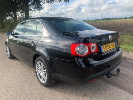 Volkswagen Jetta - 2.0 FSI Comfortline / clima - 1