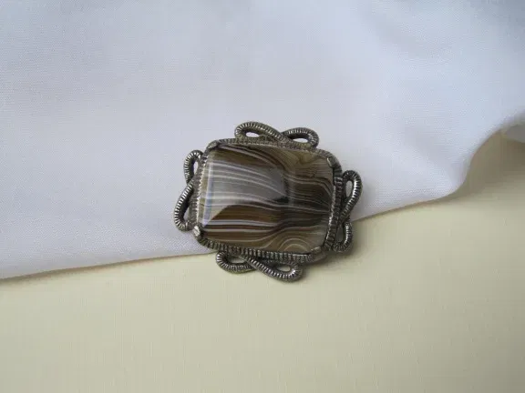 Broche Miracle zilverkleurig met bruin gestreepte glas steen 3.9x3.3 cm - nr. 1