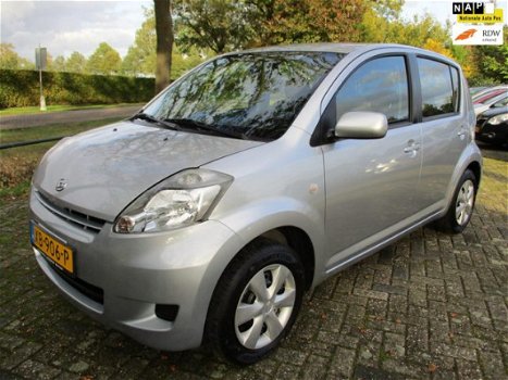 Daihatsu Sirion 2 - 1.0-12V Trend - 1