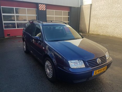 Volkswagen Bora - 1.6 Highline AUTOMAAT en TREKHAAK - 1