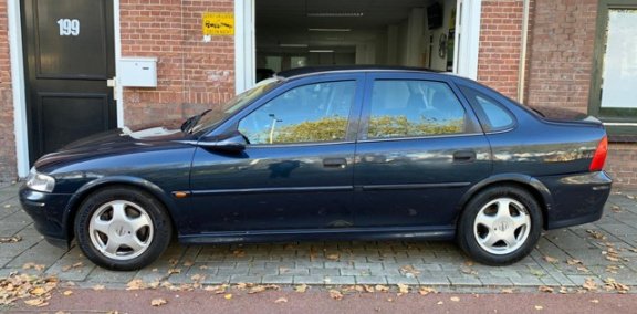 Opel Vectra - 1.6-16V Business Edition CLIMA EL RAM LAGE KM NAP 1JR APK - 1