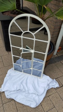 Uniek brocante gietijzeren kerkraam met “greysmoke” spiegels. - nr. 1