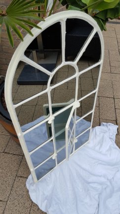 Uniek brocante gietijzeren kerkraam met “greysmoke” spiegels. - Afbeelding 3