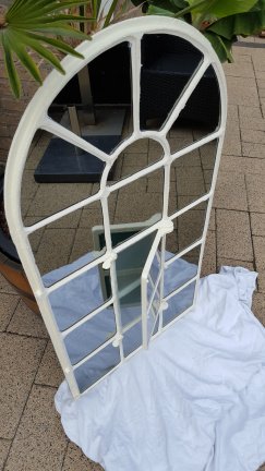 Uniek brocante gietijzeren kerkraam met “greysmoke” spiegels. - Afbeelding 4