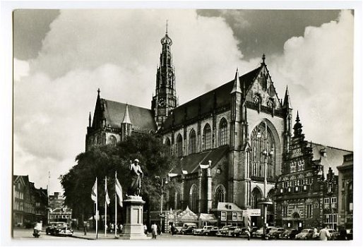 S104 Haarlem Grote of St. Bavokerk met standbeeld L.J. Coster. - 1