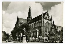 S104 Haarlem Grote of St. Bavokerk met standbeeld L.J. Coster.