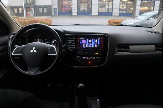 Mitsubishi Outlander - 2.0 Intense - All in prijs | trekhaak | navi | pdc achter - 1