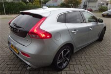 Volvo V40 - T3 R-DESIGN, Navigatie, Trekhaak, Panoramadak NOVEMBER AANBIEDI