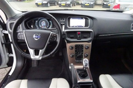 Volvo V40 Cross Country - T4 Trekhaak, Panoramadak, Telefoon - 1