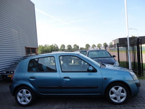 Renault Clio - 1.4-16V Privilège 5 deurs, mooie auto, rijd nog super en alles werkt naar behoren - 1