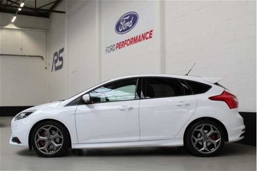 Ford Focus - 2.0 250pk EcoBoost ST-3 |camera|parkeersensoren|stoelverwarming|navigatie|telefoon| - 1