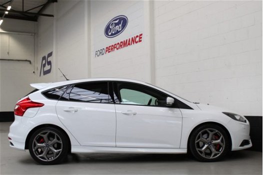 Ford Focus - 2.0 250pk EcoBoost ST-3 |camera|parkeersensoren|stoelverwarming|navigatie|telefoon| - 1