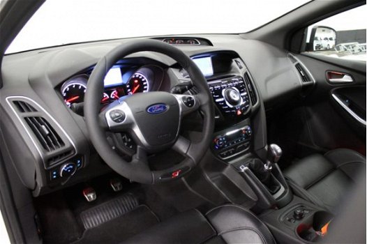 Ford Focus - 2.0 250pk EcoBoost ST-3 |camera|parkeersensoren|stoelverwarming|navigatie|telefoon| - 1