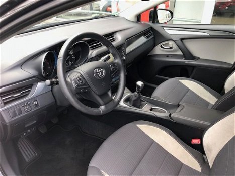 Toyota Avensis Touring Sports - 1.8 VVT-i Dynamic | Navigatie 2019 | 17' velgen | Stoelverwarming | - 1