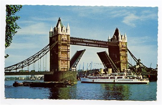 T011 Londen Tower Bridge met Boot / Engeland - 1