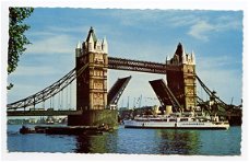 T011 Londen Tower Bridge met Boot  / Engeland