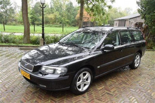 Volvo V70 - 2.4 Momentum AUTOMAAT. Zeer Mooi - 1