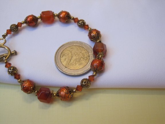 Armband goudkleurig oranje/rood aurora glas kralen 19.5 cm. - Afbeelding 2