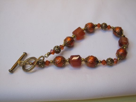 Armband goudkleurig oranje/rood aurora glas kralen 19.5 cm. - Afbeelding 3