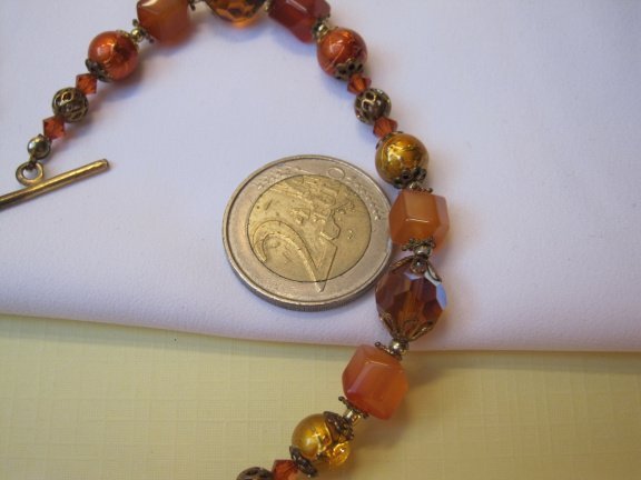 Armband goudkleurig oranje/rood aurora glas kralen 19.5 cm. - Afbeelding 4