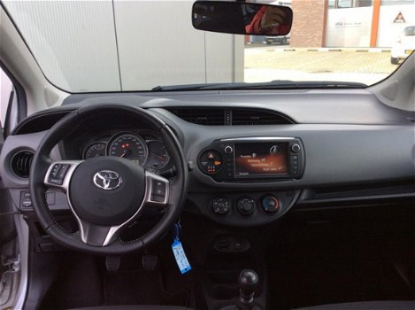 Toyota Yaris - 1.3 VVT-i 99pk 5D Aspiration, navigatie - 1