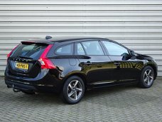 Volvo V60 - T3 150pk I Kinetic I Trekhaak I Park Assist I Navigatie