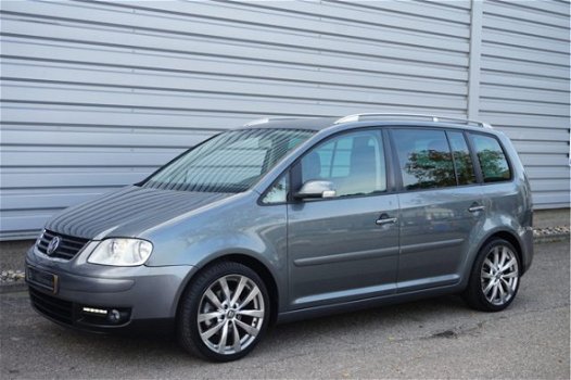 Volkswagen Touran - 2.0 FSI Highline Clima|Cruis|LED Antraciet-Grijs - 1