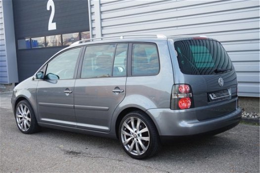 Volkswagen Touran - 2.0 FSI Highline Clima|Cruis|LED Antraciet-Grijs - 1