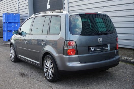 Volkswagen Touran - 2.0 FSI Highline Clima|Cruis|LED Antraciet-Grijs - 1