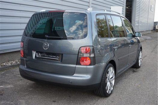 Volkswagen Touran - 2.0 FSI Highline Clima|Cruis|LED Antraciet-Grijs - 1