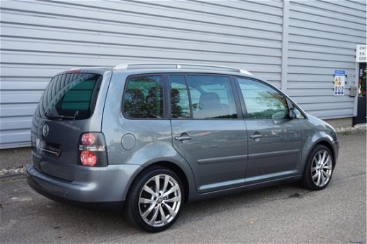 Volkswagen Touran - 2.0 FSI Highline Clima|Cruis|LED Antraciet-Grijs - 1