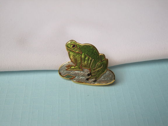 Broche Fish goudkleurige kikker met blauw groen cloisonné emaille 2.5x1.8 cm. - nr. 1