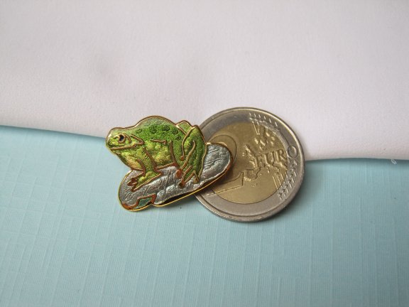 Broche Fish goudkleurige kikker met blauw groen cloisonné emaille 2.5x1.8 cm. - Afbeelding 2