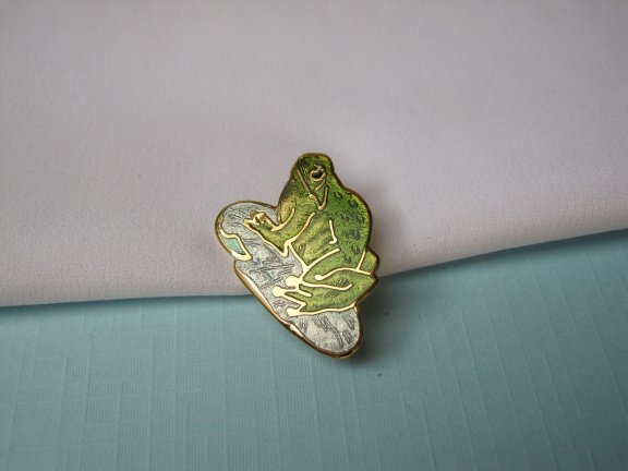 Broche Fish goudkleurige kikker met blauw groen cloisonné emaille 2.5x1.8 cm. - Afbeelding 4