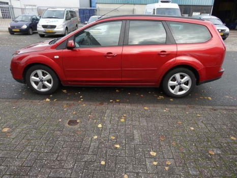 Ford Focus Wagon - 1.6-16V Futura - 1