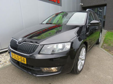 Skoda Octavia Combi - 1.4 TSI Greentech Elegance Businessline Automaat Trekhaak Xenon Gr Navi Stoelv - 1