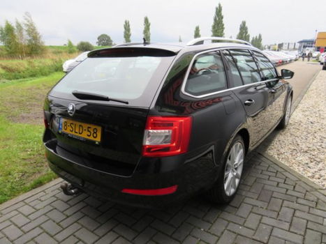 Skoda Octavia Combi - 1.4 TSI Greentech Elegance Businessline Automaat Trekhaak Xenon Gr Navi Stoelv - 1