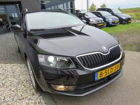 Skoda Octavia Combi - 1.4 TSI Greentech Elegance Businessline Automaat Trekhaak Xenon Gr Navi Stoelv - 1