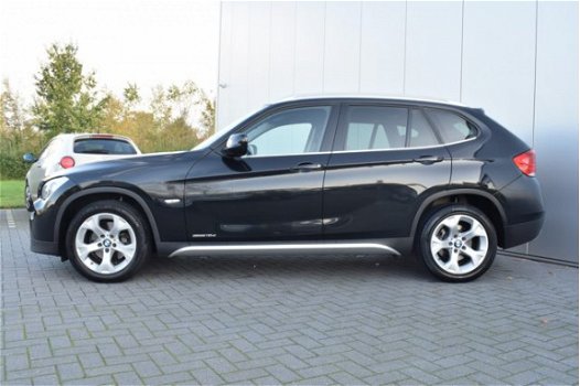 BMW X1 - 1.8d sDrive Executive Automaat Navi/Camera Ecc Cruise Pdc Priv/glass Trekhaak - 1