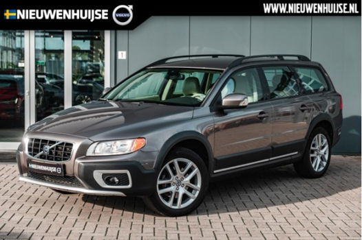 Volvo XC70 - 2.4 D5 Momentum / Automaat / Parkeersensoren / Navigatie / Klimaat + Cruise control - 1